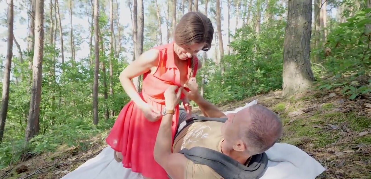 Leggy Sarah Kay is going to fuck that attentive daddy