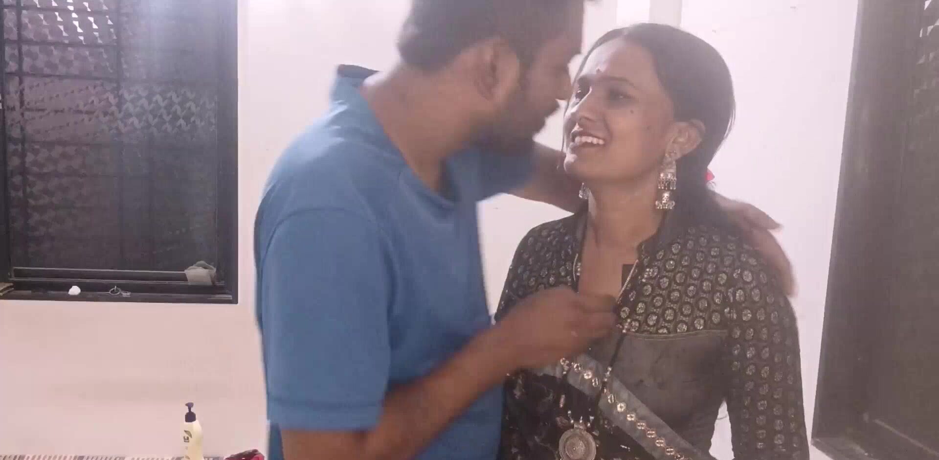 Indian woman with nice curves makes an amateur tape