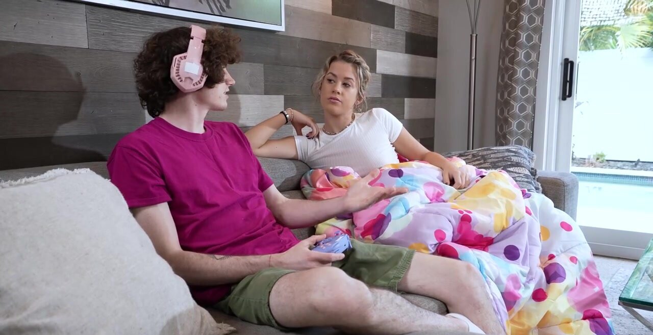 Tight stepsister wants her gamer bro to screw her up