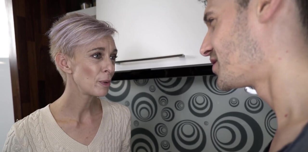 Skinny GILF lets him eat her out before they FUCK