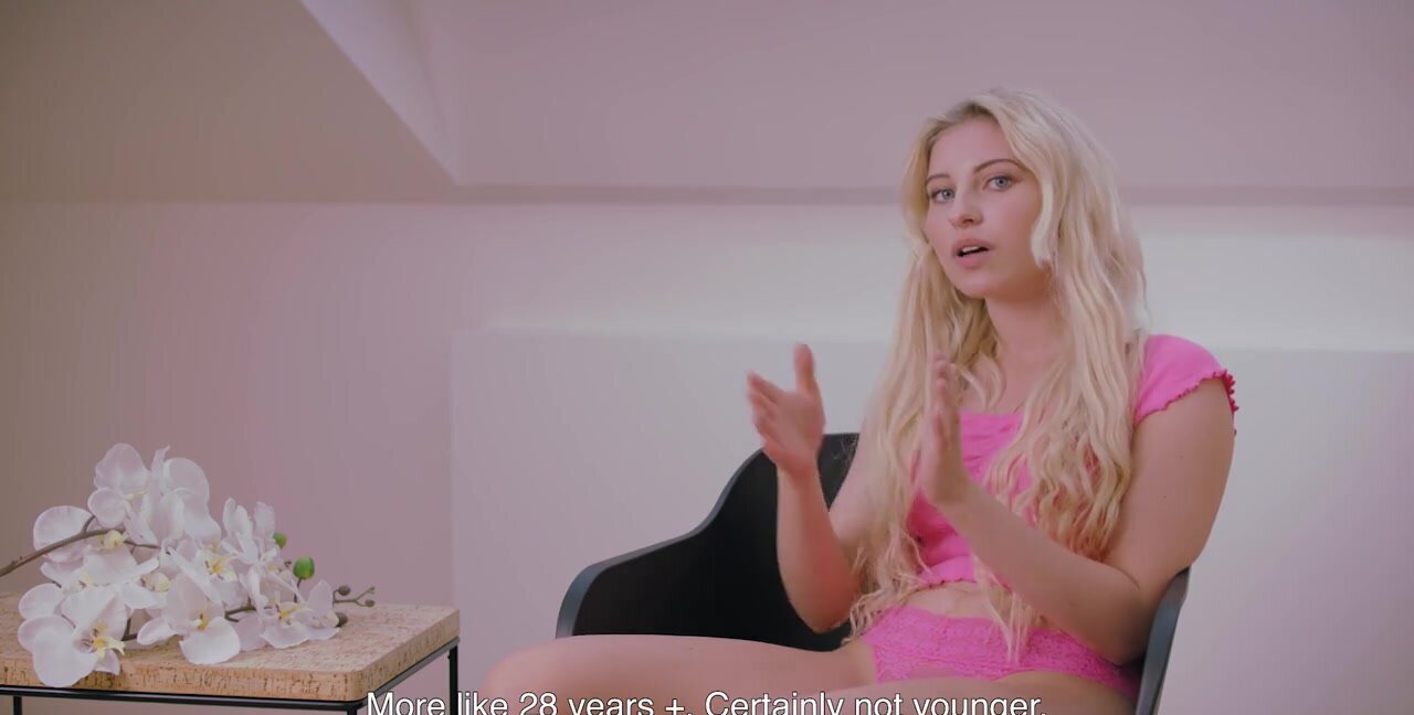 Blonde in pink is going to show her solo rubbing skills