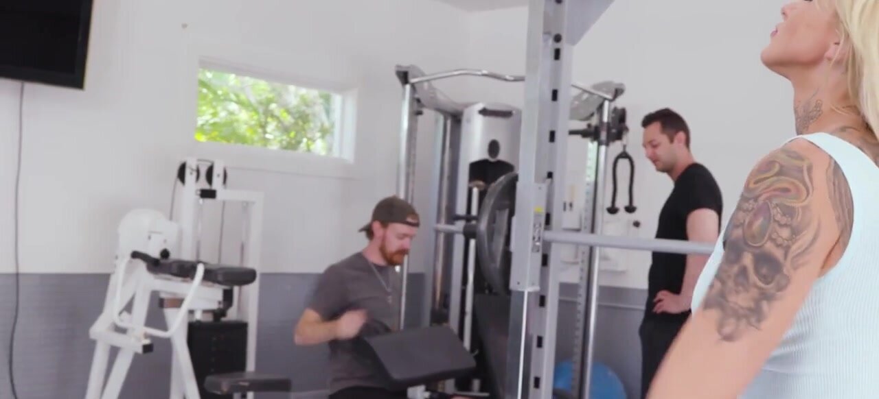 Fitness crazed MILF wants to fuck on the spot, at the gym
