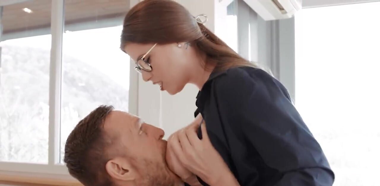 Realtor beauty gets railed by a guy who wants her pussy