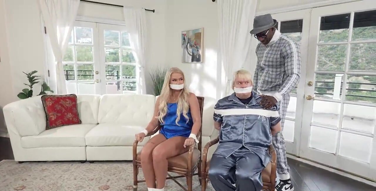 Cuckolding session with a smooth black criminal and a PAWG