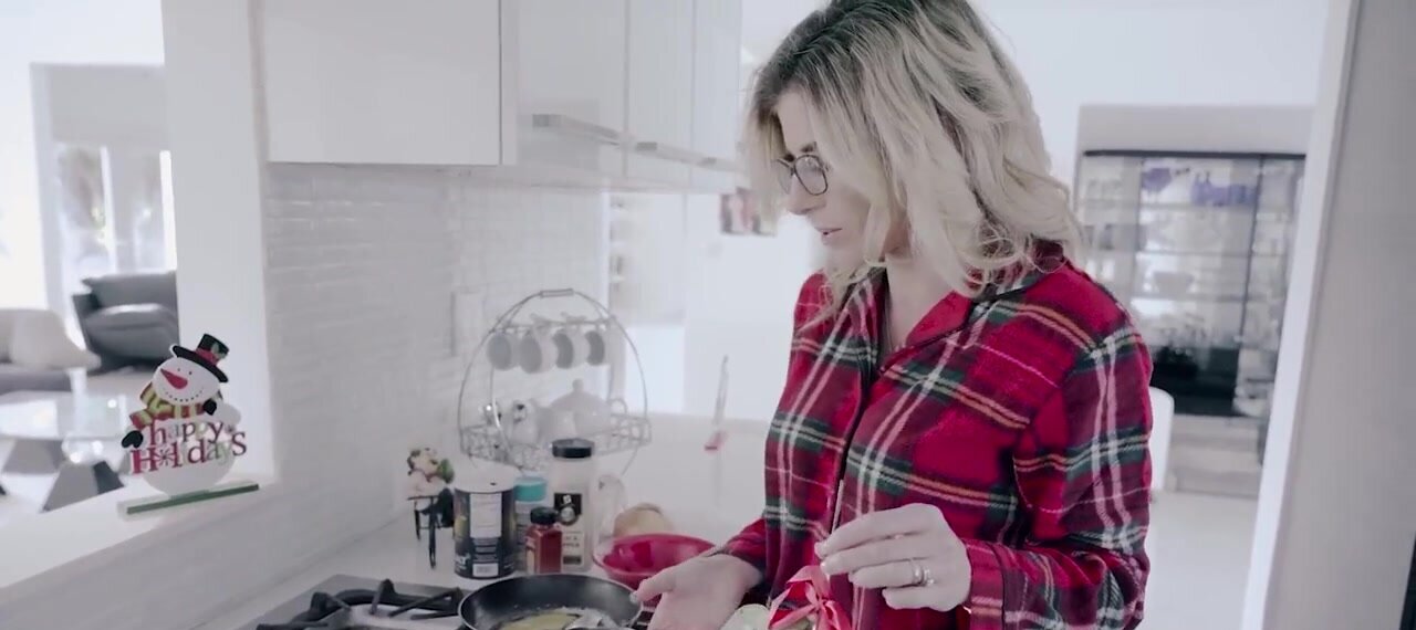 Kitchen Counter porn video – Cory Chase is THE mommy to fuck if you want orgasms
