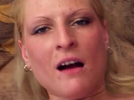Insatiable blonde babe gives a saliva-drenched blowjob