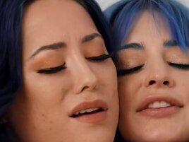 Messy lesbian session with Eve Marlowe and Jewel Blu