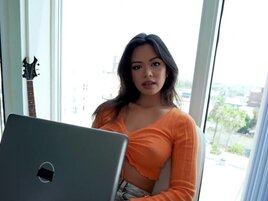 Scarlett Alexis gives a blowjob and gets facialized