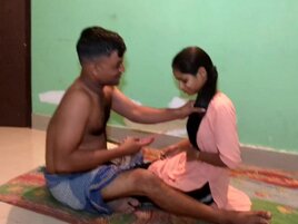 Amateur video of a petite Desi starlet and her bf