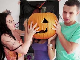 Tia Cyrus is a nasty stepmom who wants to get screwed