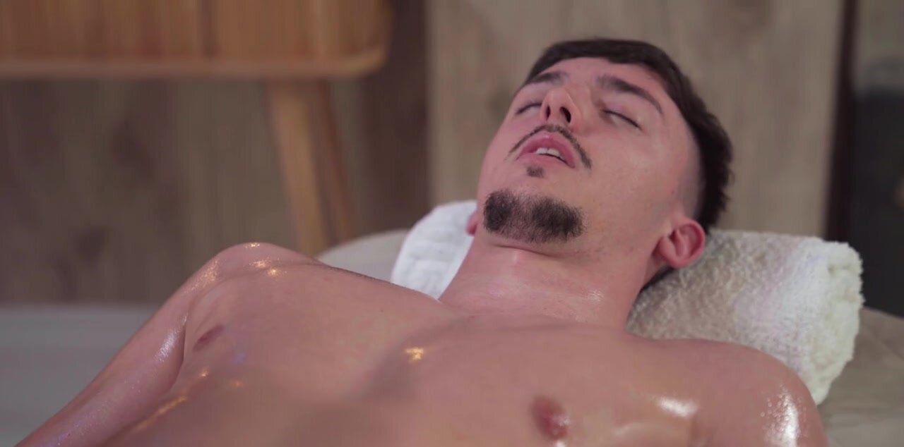 Goddess Maya Rose uses her hands to get her holes fucked