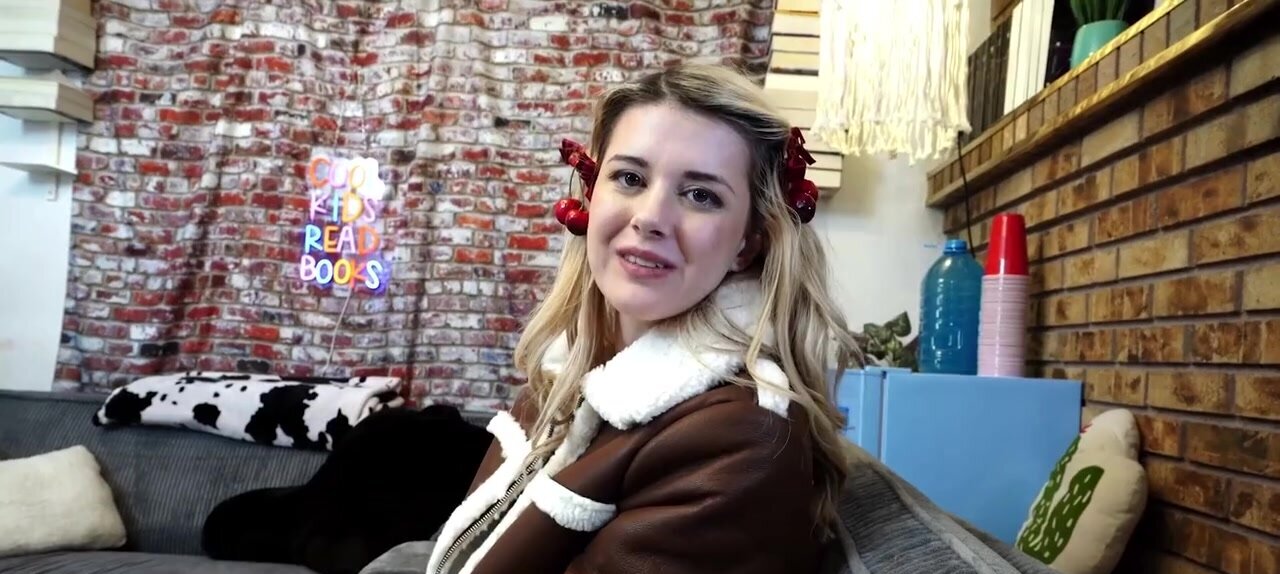 Stepsister wears a slutty little beret and gets fucked