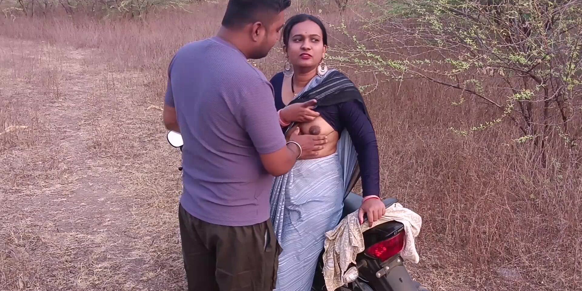 Amateur couple from India are doing it in the field