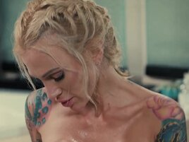 Oily babe with a great body enjoys facesitting and riding
