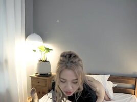 Blondie with tattoos wants to get fucked from behind