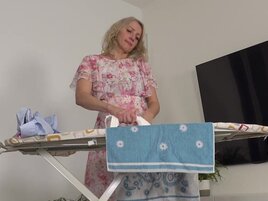 Masturbating mature lady is going to play with her vag