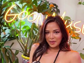 Scarlett Alexis gets gaped after playing with lube