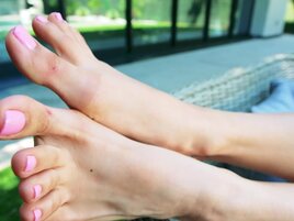 Hailey Rose plays with herself in a foot fetish vid