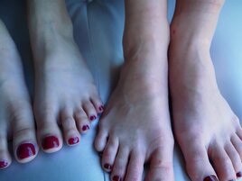 Both women focus on each other's feet during this POV JOI