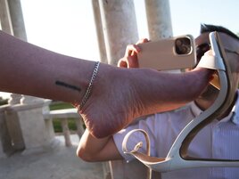 Photographer becoems obsessed with her sexy feet