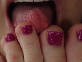 Isabella De Laa and Emily eating out and teasing